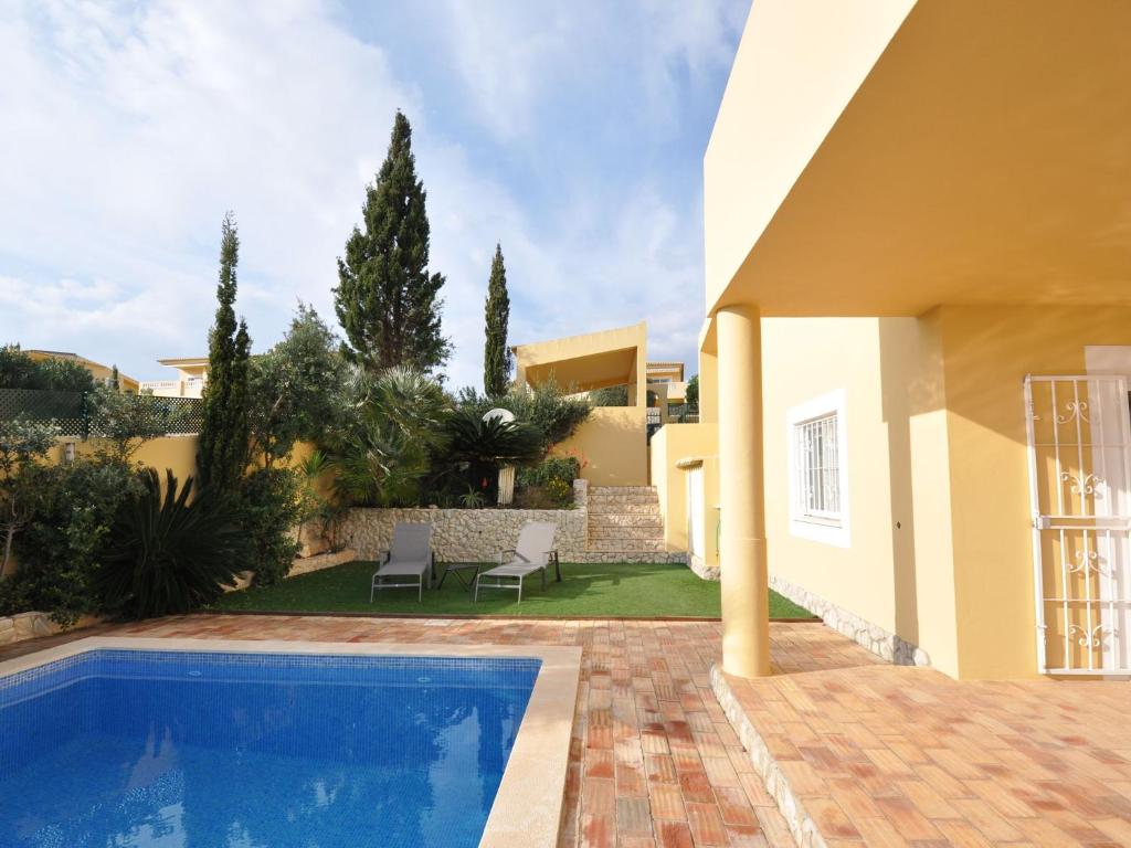 Image of Vivenda na Meia Praia com terraço, piscina e jardim