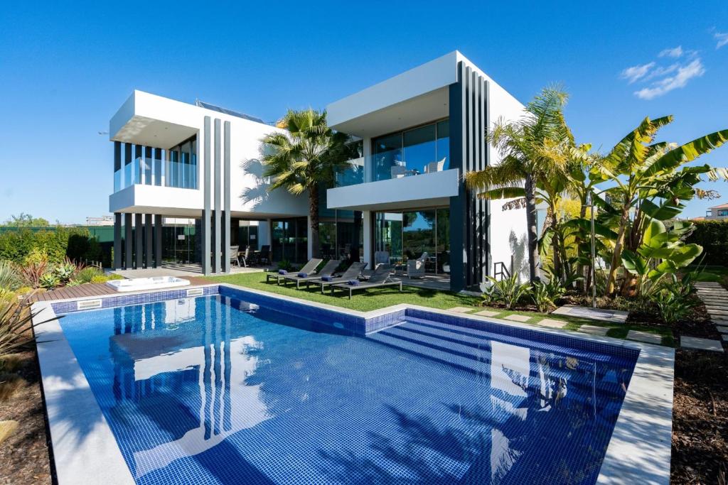 VICTORIA LUX VILLA