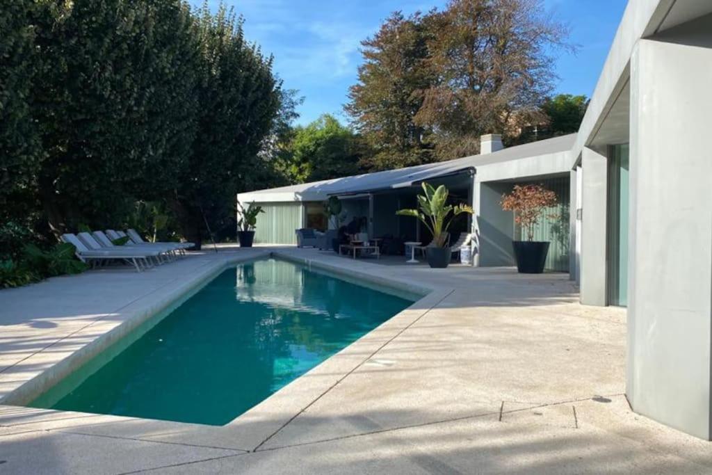 BOOMERANG HOUSE