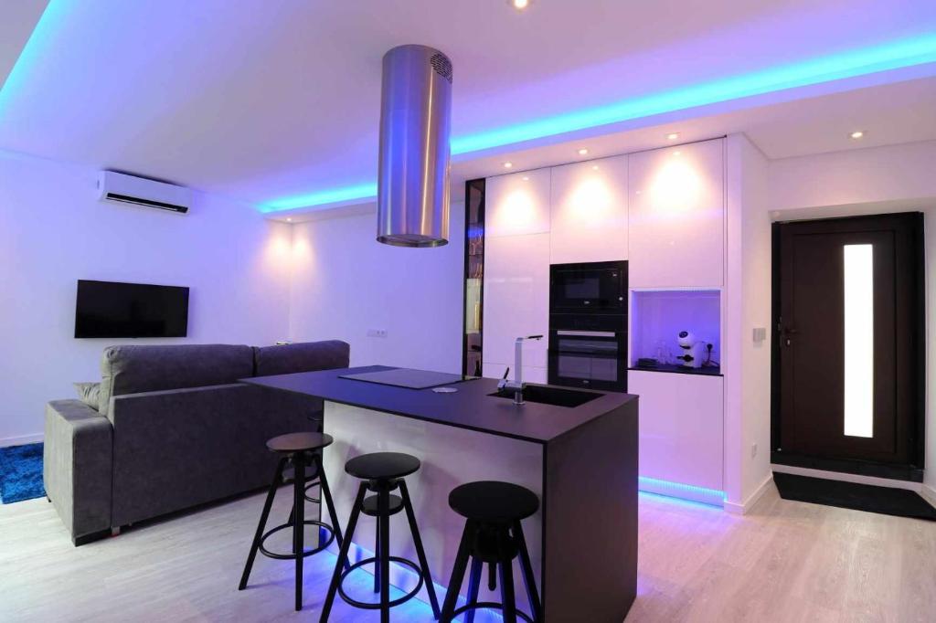 DAINTY HOUSE