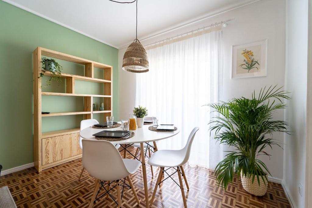 Image of HOUSE AND PEOPLE - RENTALS