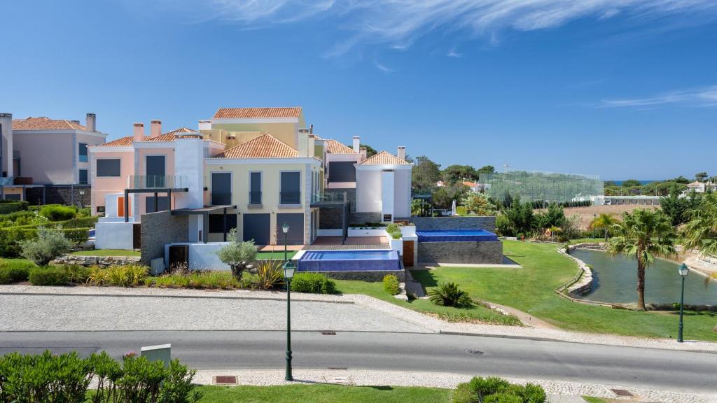 VALE DO LOBO, GOLF BY THE POOL