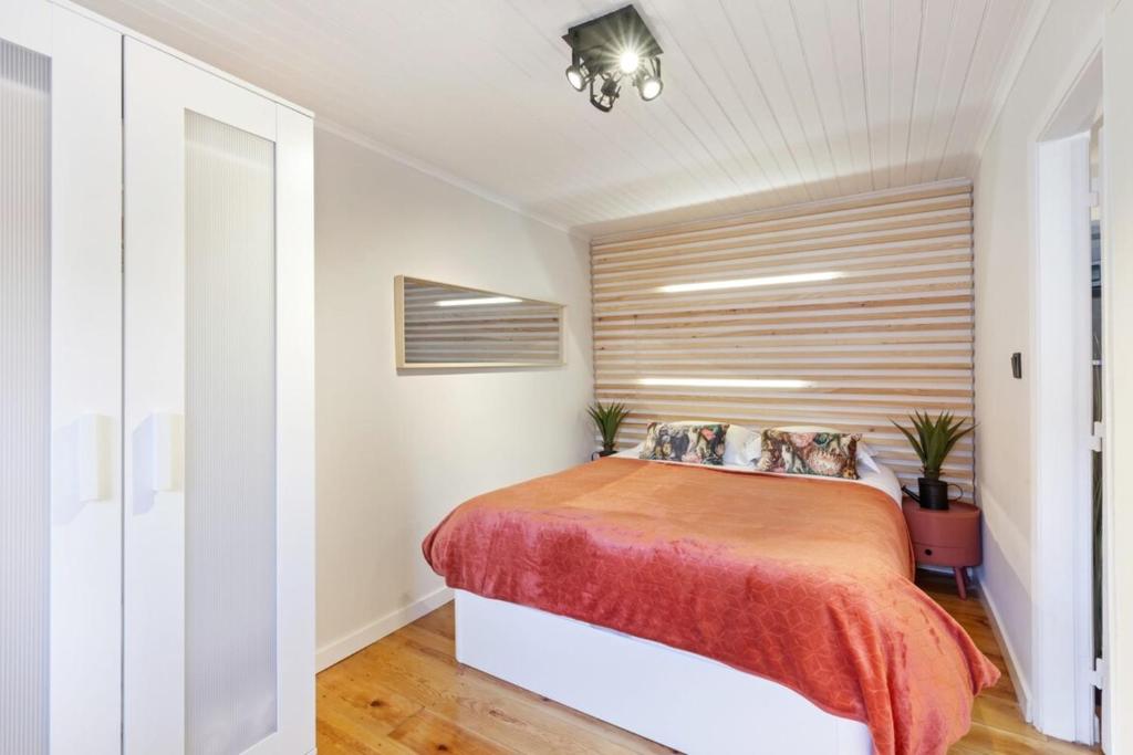 BRIGHT 1 BEDROOM APARTMENT