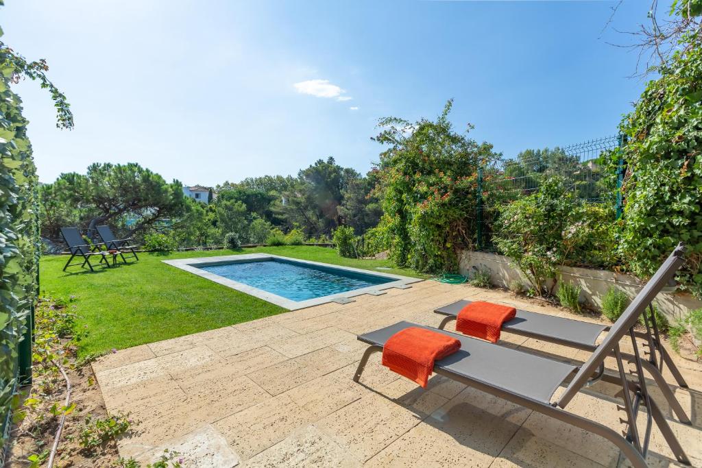 ESTORIL POOL HOUSE WITH PRIVATE GARAGE
