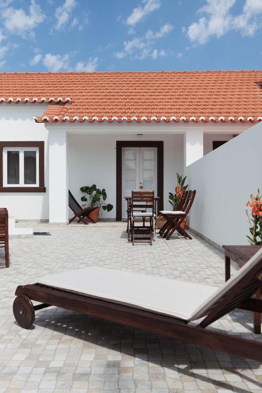 AZENHAS DO MAR ROADSIDE HOUSE
