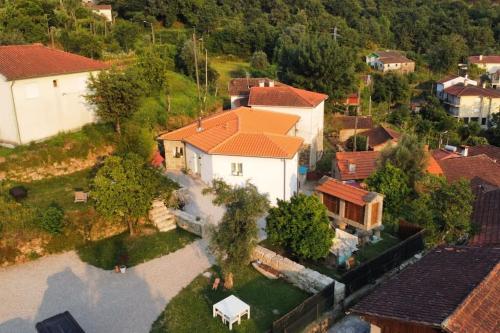 Image of A CASA COM 2 PEREIRAS