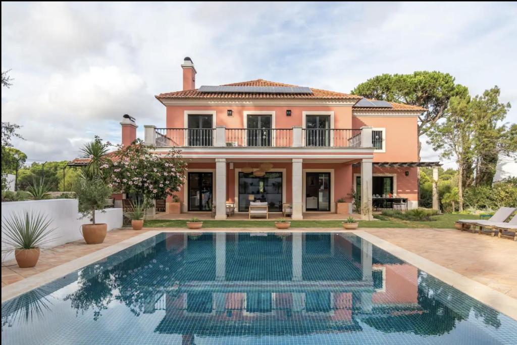 SPACIOUS FAMILY VILLA POOL AND GARDEN