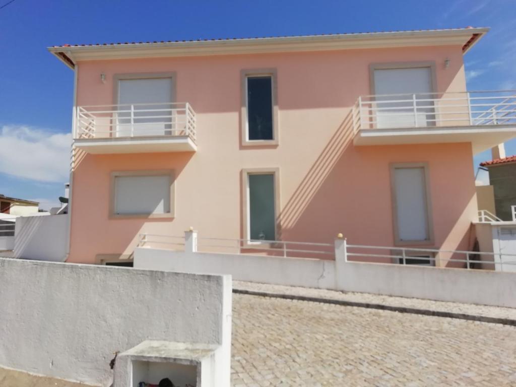 Image of Salmon Villa Near São Martinho do Porto