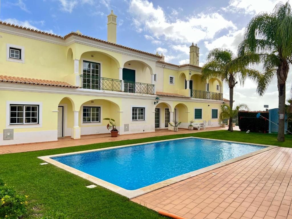 Image of Find Me Inn Ferreiras Villa