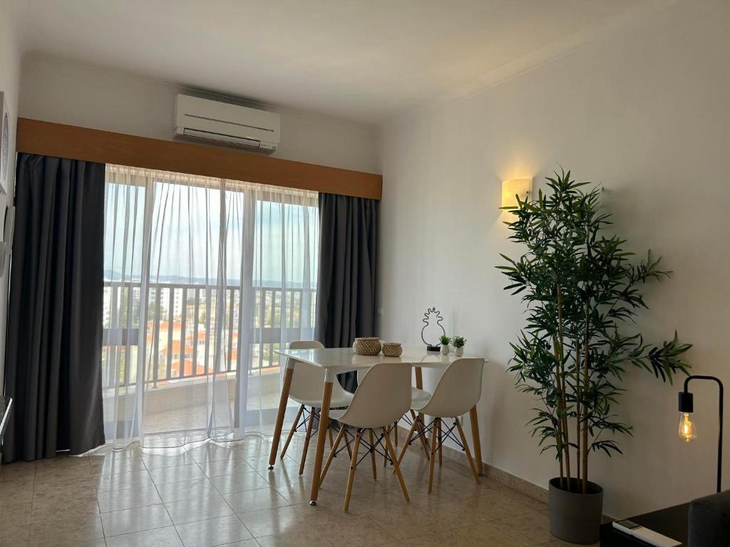 BEACH AND POOL PARADISE HOLIDAY FLAT