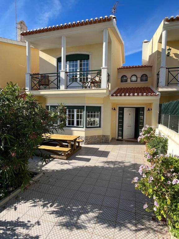 Image of Yellow House Ericeira