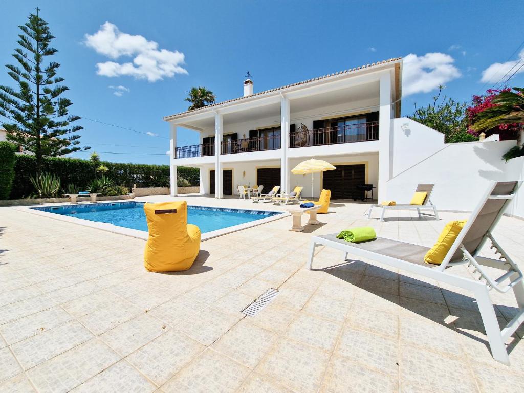 Image of A VILLA AMI