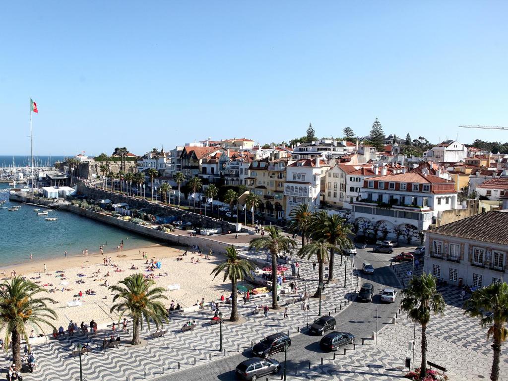 HAPPY HOLIDAY ESTORIL