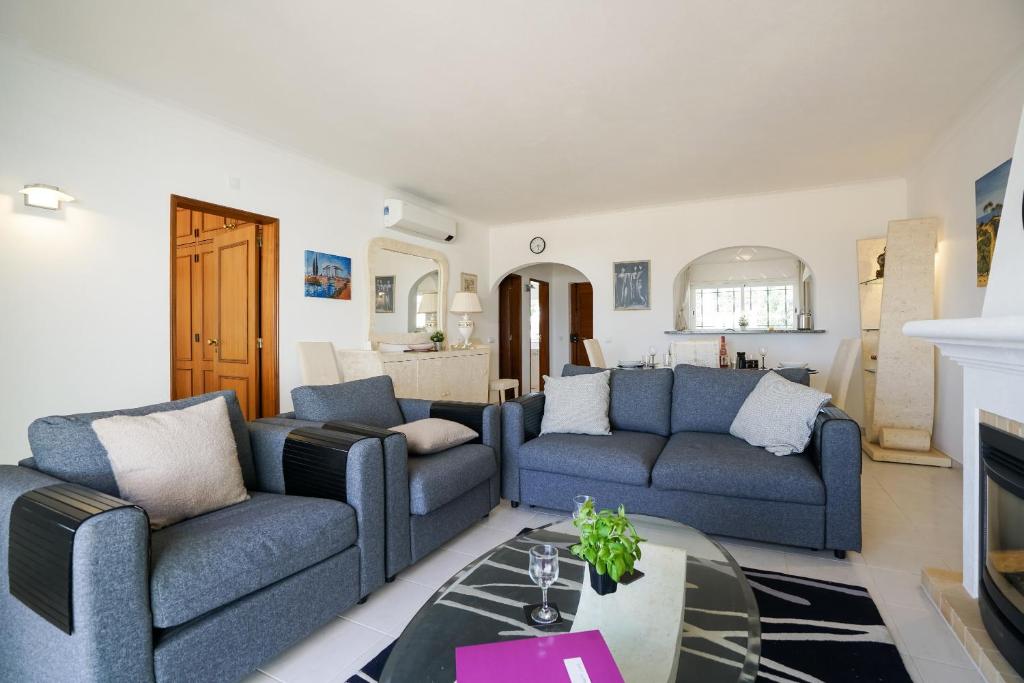 HENRIQUE'S RESIDENCE 1