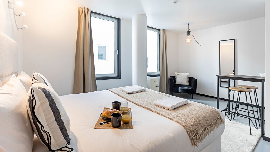 Image of FAMILY SUITES 1