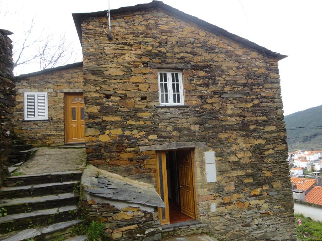 Image of "Abrigo do Outeiro da Serra da Estrela