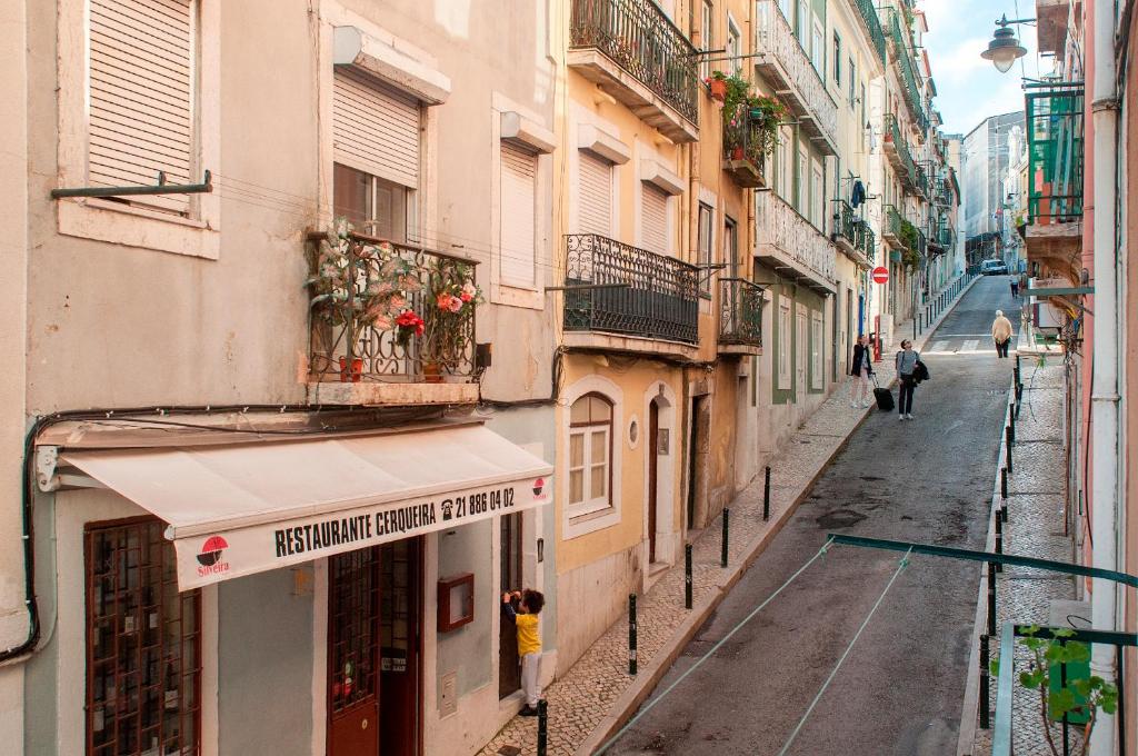 COZY APARTMENT IN HISTORICAL LISBON BY COZYSTAYS 2/5