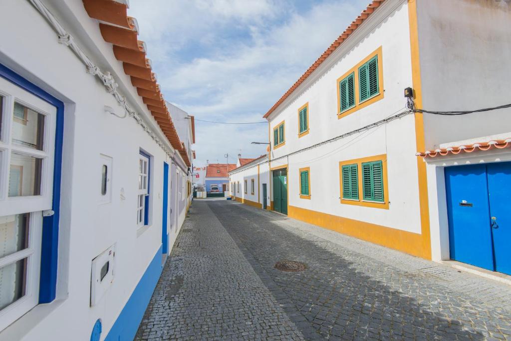Image of BY THE CHOUSE