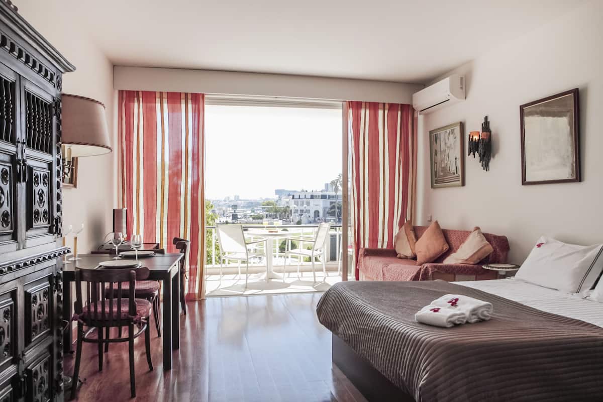 ESTORIL BEACHFRONT STUDIO APARTMENT WITH A BALVONY