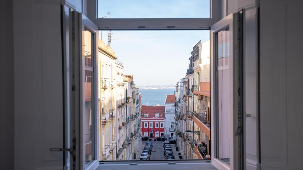 WONDERFUL APARTMENT BY THE FLEA MARKET