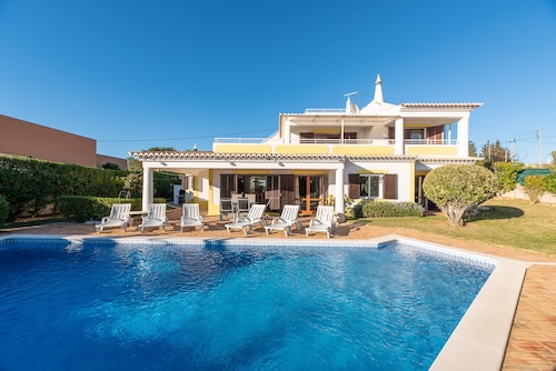 VILLA COM PISCINA E JARDIM @ PRAIA