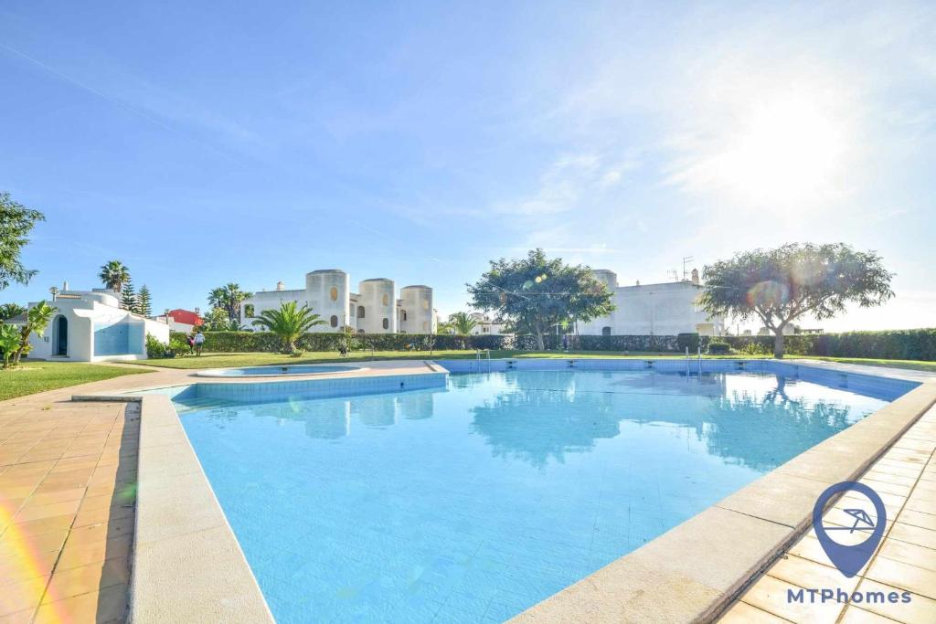 MORADIA COM PISCINA EM ALPORCHINHOS