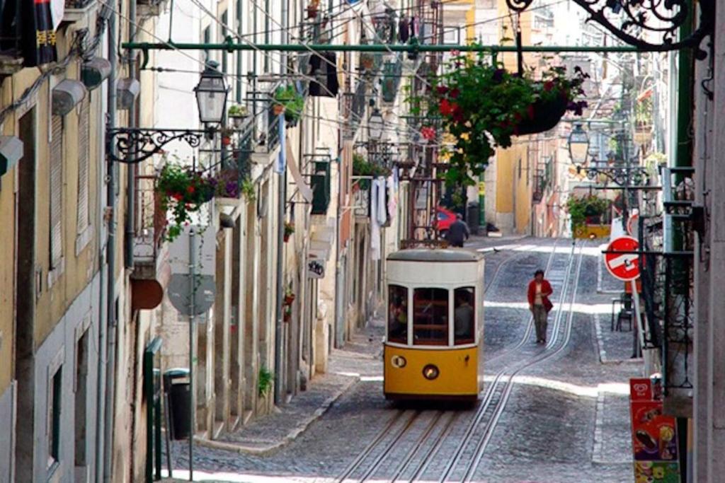 APPARTEMENT DE CHARME AU CENTRE CHIADO LUMINEUX AVEC VUE