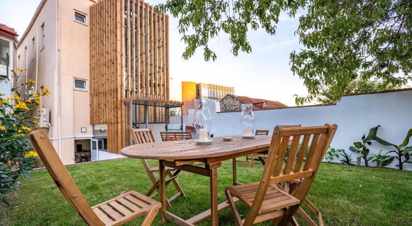 PEACH HOSTEL & SUITES