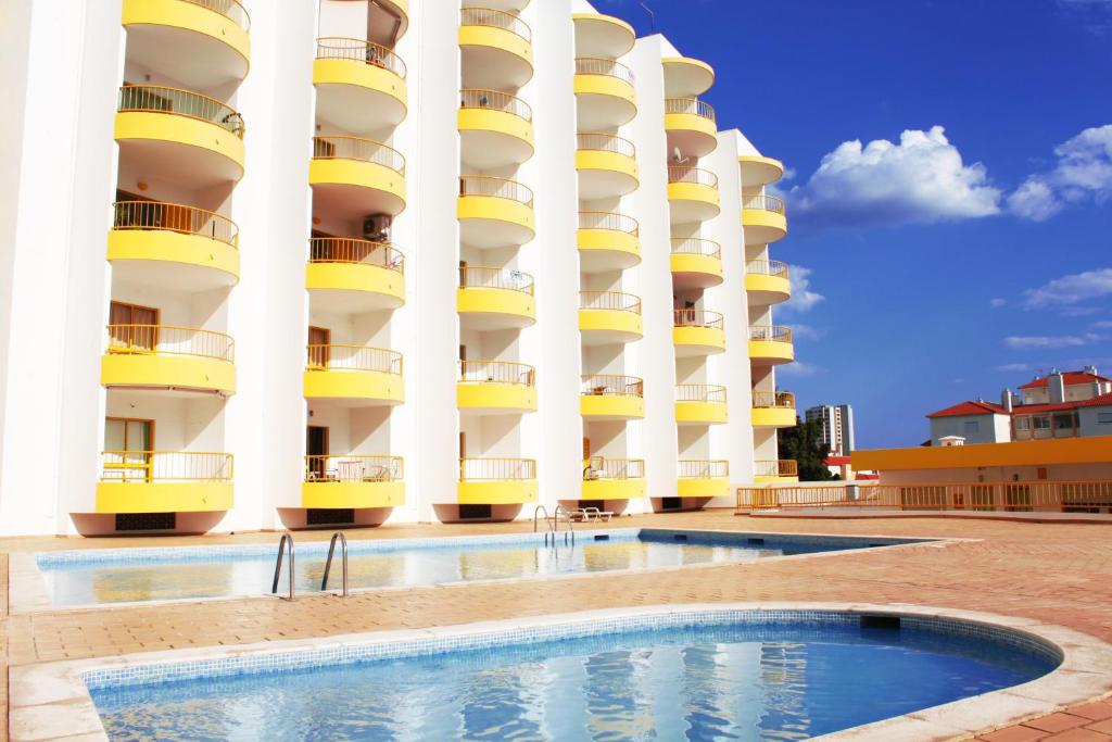APARTAMENTO T1 COM PISCINA
