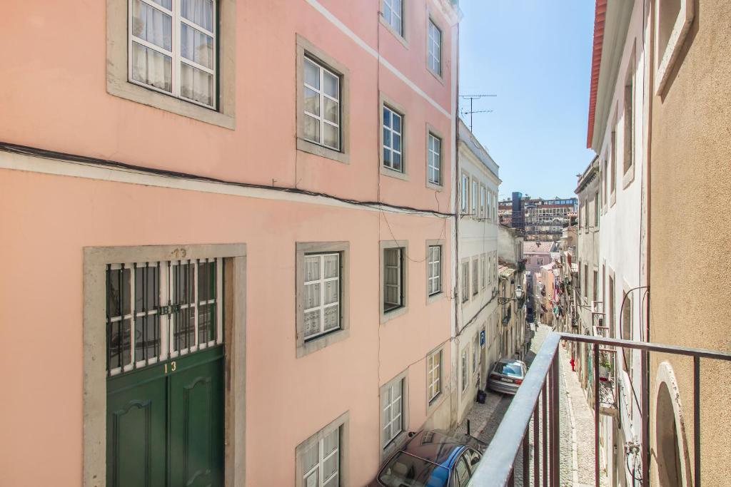 LISBON STAY AT SANTO ANTONIO MODERN FLAT