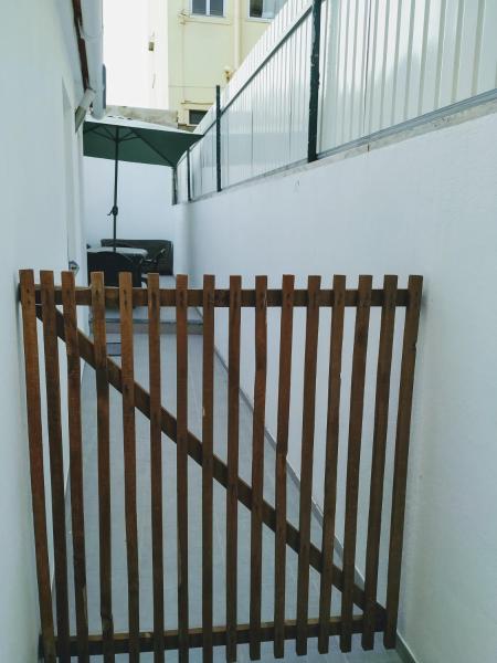 CORNER HOUSE